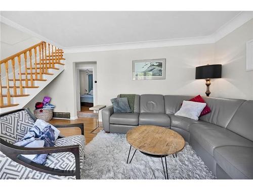 130 West 26Th Street, Hamilton, ON - Indoor Photo Showing Living Room