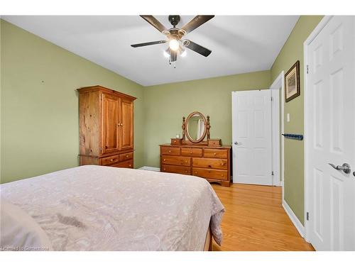 130 West 26Th Street, Hamilton, ON - Indoor Photo Showing Bedroom