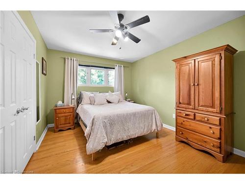 130 West 26Th Street, Hamilton, ON - Indoor Photo Showing Bedroom