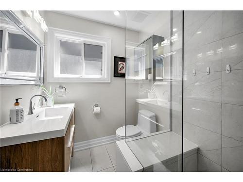 130 West 26Th Street, Hamilton, ON - Indoor Photo Showing Bathroom