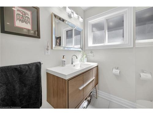 130 West 26Th Street, Hamilton, ON - Indoor Photo Showing Bathroom