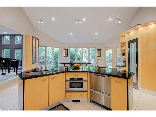 34 Harrington Place, Ancaster, ON - Indoor Photo Showing Kitchen With Double Sink