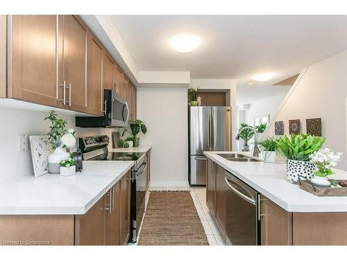 386 Linden Drive, Cambridge, ON - Indoor Photo Showing Kitchen With Double Sink With Upgraded Kitchen