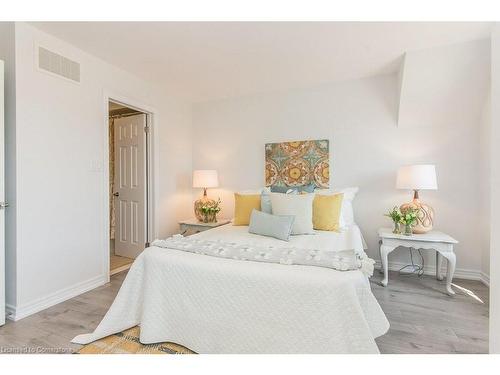 386 Linden Drive, Cambridge, ON - Indoor Photo Showing Bedroom
