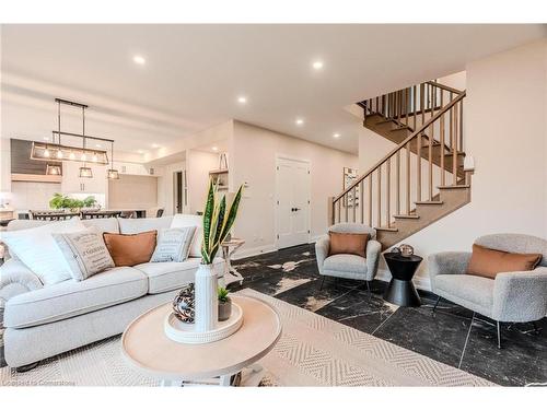 7 Bartlett Avenue, Grimsby, ON - Indoor Photo Showing Living Room