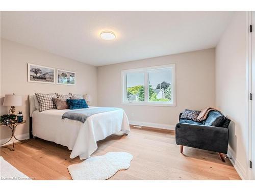 7 Bartlett Avenue, Grimsby, ON - Indoor Photo Showing Bedroom