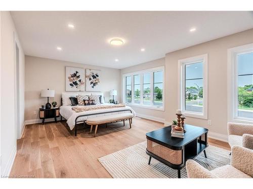 7 Bartlett Avenue, Grimsby, ON - Indoor Photo Showing Bedroom