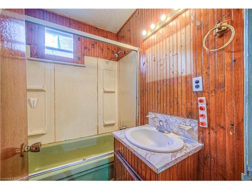 20 Beatty Avenue, Hamilton, ON - Indoor Photo Showing Bathroom