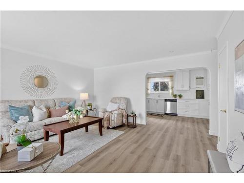 2041 Third Street Louth, St. Catharines, ON - Indoor Photo Showing Living Room