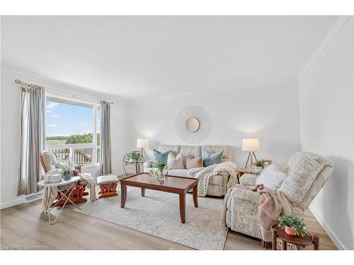 2041 Third Street Louth, St. Catharines, ON - Indoor Photo Showing Living Room