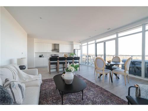 1701-15 Glebe Street, Cambridge, ON - Indoor Photo Showing Living Room
