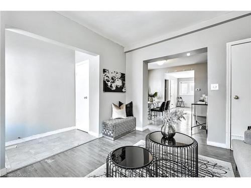 381 Herkimer Street, Hamilton, ON - Indoor Photo Showing Living Room