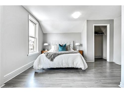 381 Herkimer Street, Hamilton, ON - Indoor Photo Showing Bedroom