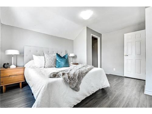381 Herkimer Street, Hamilton, ON - Indoor Photo Showing Bedroom
