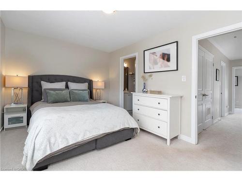 26-1401 Plains Road E, Burlington, ON - Indoor Photo Showing Bedroom