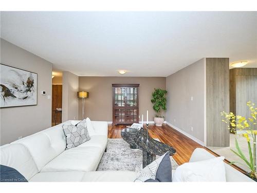 504-1240 Marlborough Court, Oakville, ON - Indoor Photo Showing Living Room
