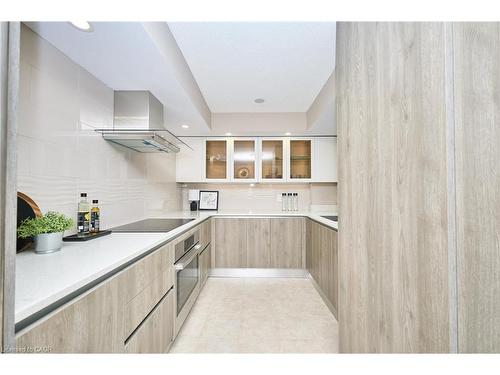 504-1240 Marlborough Court, Oakville, ON - Indoor Photo Showing Kitchen With Upgraded Kitchen