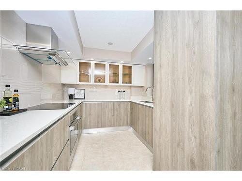 504-1240 Marlborough Court, Oakville, ON - Indoor Photo Showing Kitchen