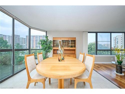 504-1240 Marlborough Court, Oakville, ON - Indoor Photo Showing Dining Room