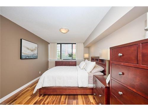 504-1240 Marlborough Court, Oakville, ON - Indoor Photo Showing Bedroom