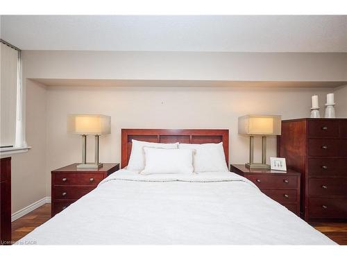 504-1240 Marlborough Court, Oakville, ON - Indoor Photo Showing Bedroom