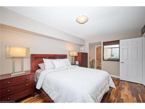 504-1240 Marlborough Court, Oakville, ON - Indoor Photo Showing Bedroom