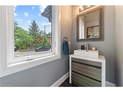 535 Locust Street, Burlington, ON - Indoor Photo Showing Bathroom
