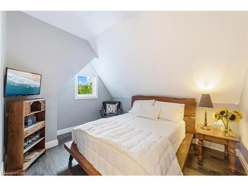 535 Locust Street, Burlington, ON - Indoor Photo Showing Bedroom