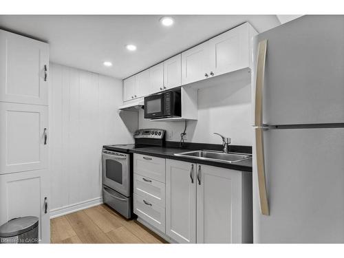 2 Lynnwood Avenue, Grimsby, ON - Indoor Photo Showing Kitchen