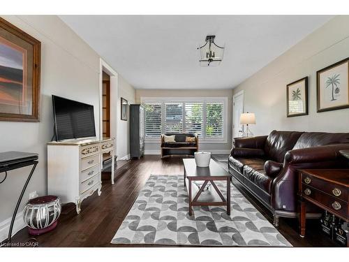 2 Lynnwood Avenue, Grimsby, ON - Indoor Photo Showing Living Room