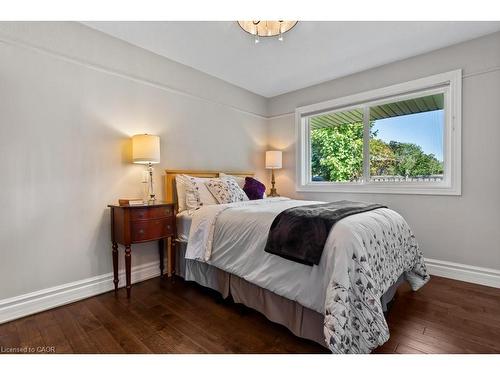 2 Lynnwood Avenue, Grimsby, ON - Indoor Photo Showing Bedroom