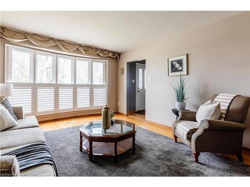 2 Melody Court, Hamilton, ON - Indoor Photo Showing Living Room