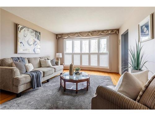 2 Melody Court, Hamilton, ON - Indoor Photo Showing Living Room