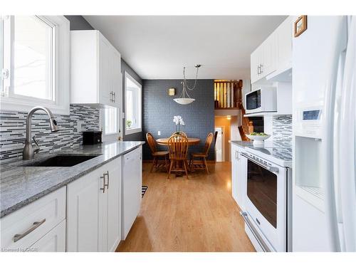 2 Melody Court, Hamilton, ON - Indoor Photo Showing Kitchen With Upgraded Kitchen