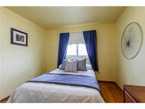 2 Melody Court, Hamilton, ON - Indoor Photo Showing Bedroom