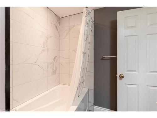 2 Melody Court, Hamilton, ON - Indoor Photo Showing Bathroom