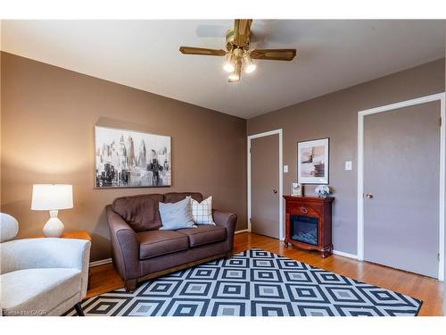 2 Melody Court, Hamilton, ON - Indoor Photo Showing Living Room