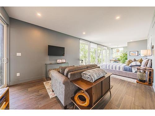 5 Dexter Avenue, Hamilton, ON - Indoor Photo Showing Living Room
