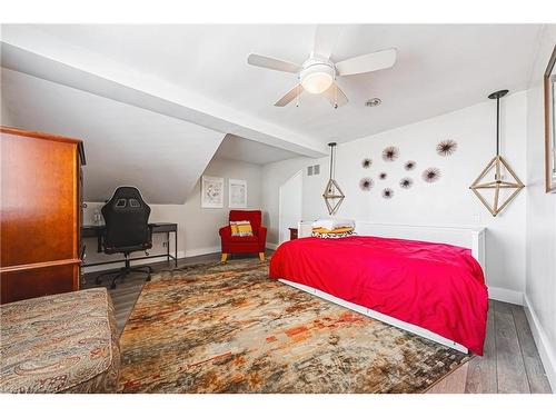 5 Dexter Avenue, Hamilton, ON - Indoor Photo Showing Bedroom