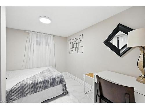 507 Upper James Street, Hamilton, ON - Indoor Photo Showing Bedroom