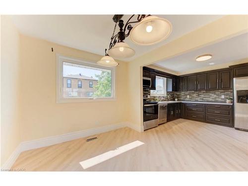 1493 Queens Boulevard, Kitchener, ON - Indoor Photo Showing Kitchen