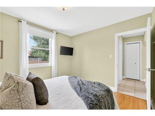 56 West 1St Street, Hamilton, ON - Indoor Photo Showing Bedroom