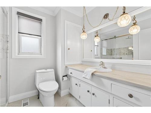 56 West 1St Street, Hamilton, ON - Indoor Photo Showing Bathroom