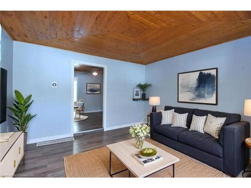 120 Clara Street, Thorold, ON - Indoor Photo Showing Living Room