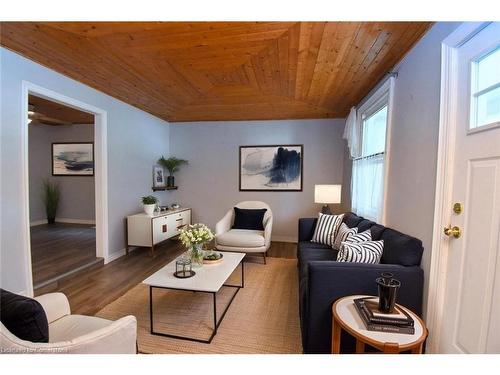 120 Clara Street, Thorold, ON - Indoor Photo Showing Living Room