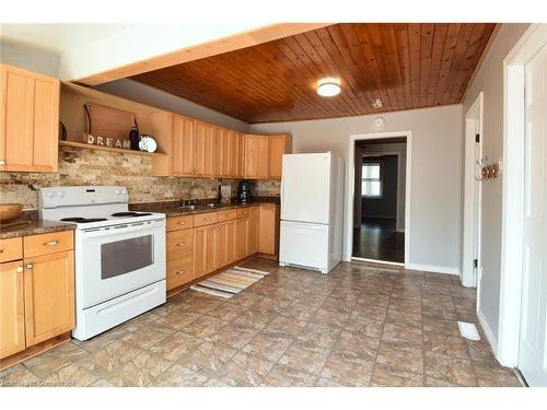 120 Clara Street, Thorold, ON - Indoor Photo Showing Kitchen