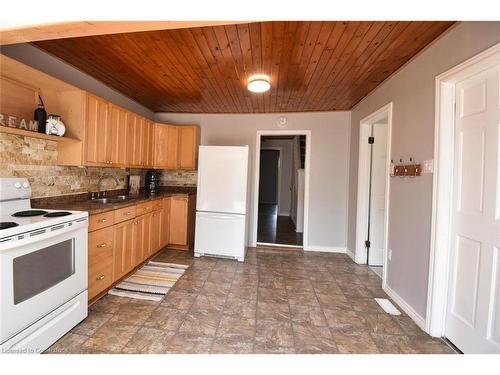 120 Clara Street, Thorold, ON - Indoor Photo Showing Kitchen With Double Sink