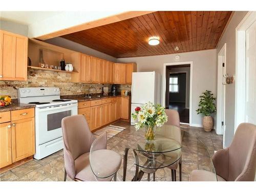 120 Clara Street, Thorold, ON - Indoor Photo Showing Kitchen