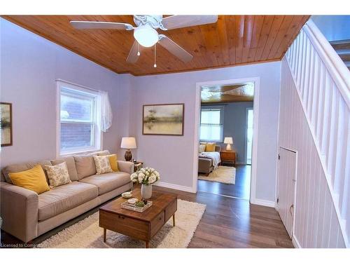 120 Clara Street, Thorold, ON - Indoor Photo Showing Living Room