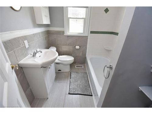120 Clara Street, Thorold, ON - Indoor Photo Showing Bathroom